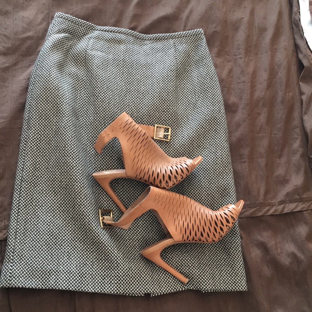 Ann Taylor brown/cream wool skirt. Size 2